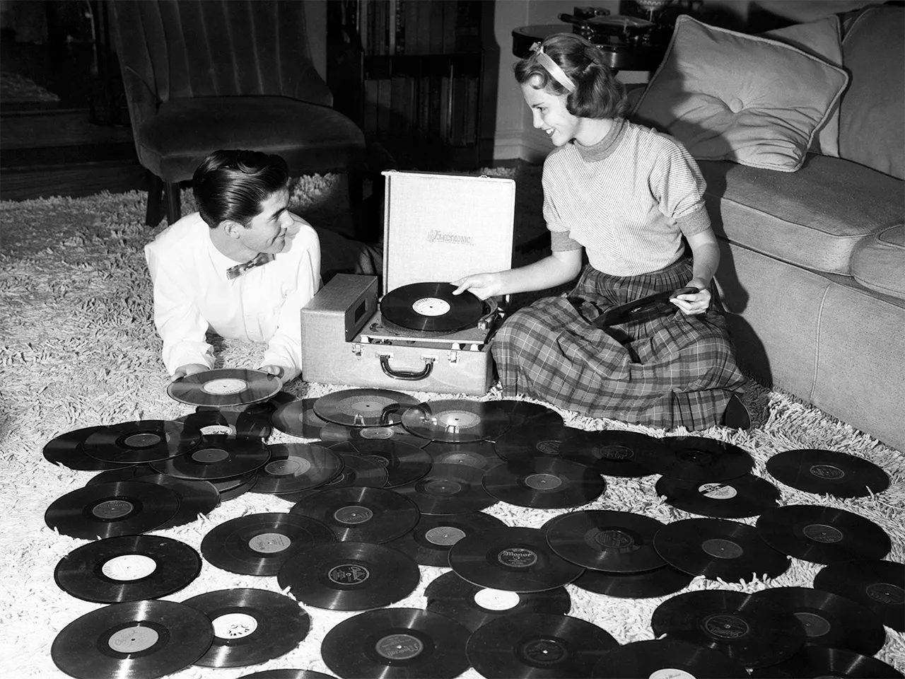 The Great Unplugging: Why Modern Consumers are Returning to Tangible Media